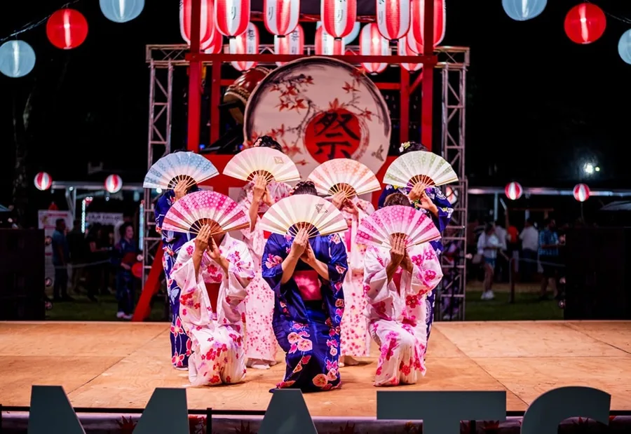 Bailarinas en kimono durante el Akimatsuri, festival de la colectividad japonesa de Jardín América