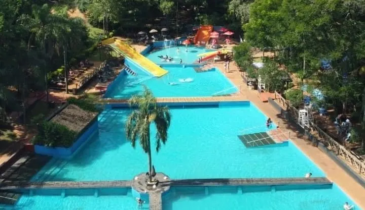 Vista aérea del Complejo Baden Baden con piscinas, toboganes y vegetación selvática