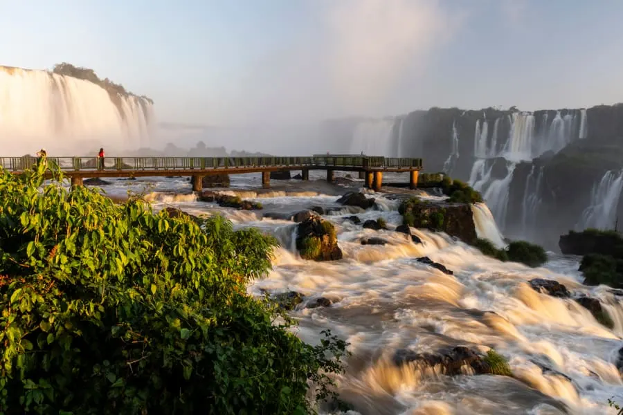 Vista panorámica de las Cataratas del Iguazú desde las pasarelas del circuito inferior, con la bruma de las cascadas y la selva
