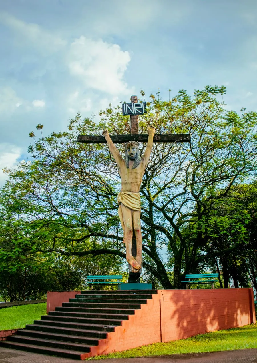 Cristo de la Hermandad: imponente escultura de 18 metros sobre cruz de lapacho frente a la terminal de Jardín América