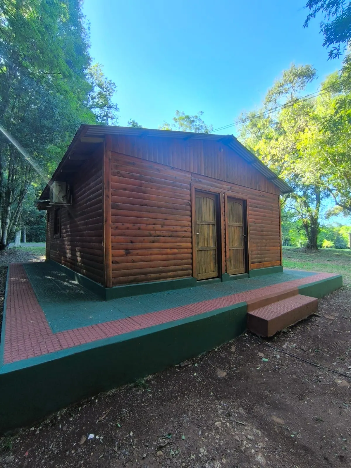 Espacio de descanso en dormi rodeado de vegetación nativa