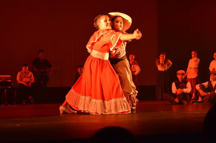 Bailarines en el Festival Provincial Infanto Juvenil del Folclore, Jardín América