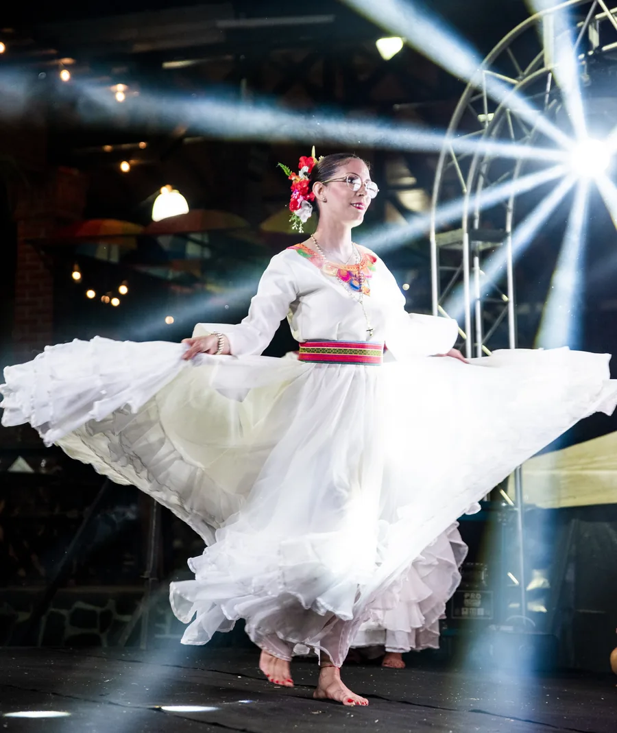 Bailarina de danza folklórica en la Fiesta Provincial del Turista, Jardín América