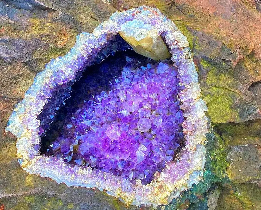 Cristales de amatista de color violeta intenso y cuarzo brillante, gemas semipreciosas de las minas de Misiones